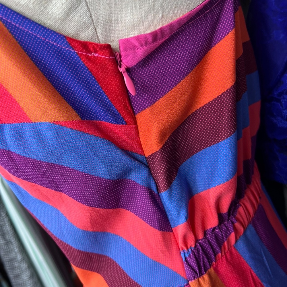 👗|•A NEW DAY•| V-Neck Belted Colorful Dress Size Small - Picture 3 of 7